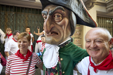 Fotos de la salida de la Comparsa de Gigantes y Cabezudos este 10 de julio de San Fermín 2025