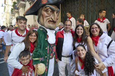 Fotos de la salida de la Comparsa de Gigantes y Cabezudos este 10 de julio de San Fermín 2025