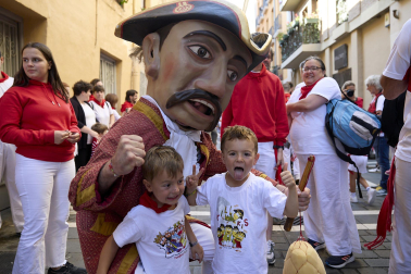 Fotos de la salida de la Comparsa de Gigantes y Cabezudos este 10 de julio de San Fermín 2025