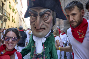Fotos de la salida de la Comparsa de Gigantes y Cabezudos este 10 de julio de San Fermín 2025