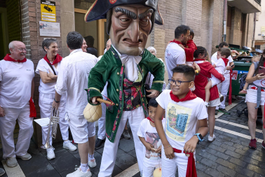 Fotos de la salida de la Comparsa de Gigantes y Cabezudos este 10 de julio de San Fermín 2025