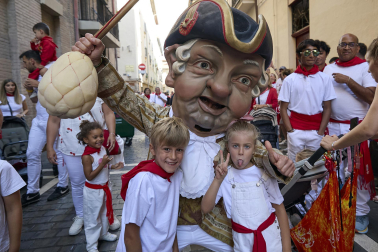 Fotos de la salida de la Comparsa de Gigantes y Cabezudos este 10 de julio de San Fermín 2025