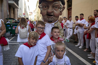 Fotos de la salida de la Comparsa de Gigantes y Cabezudos este 10 de julio de San Fermín 2025