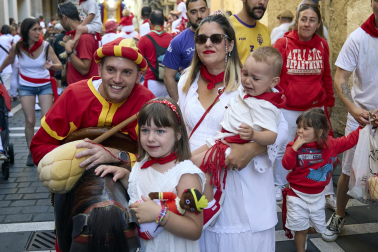 Fotos de la salida de la Comparsa de Gigantes y Cabezudos este 10 de julio de San Fermín 2025