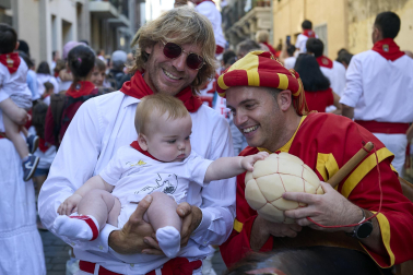Fotos de la salida de la Comparsa de Gigantes y Cabezudos este 10 de julio de San Fermín 2025