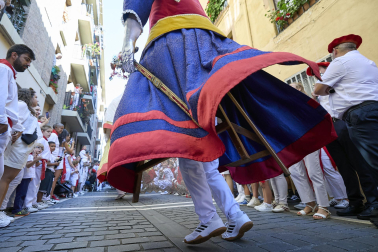 Fotos de la salida de la Comparsa de Gigantes y Cabezudos este 10 de julio de San Fermín 2025