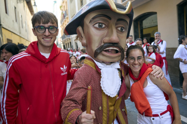 Fotos de la salida de la Comparsa de Gigantes y Cabezudos este 10 de julio de San Fermín 2025