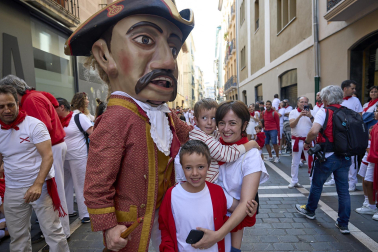 Fotos de la salida de la Comparsa de Gigantes y Cabezudos este 10 de julio de San Fermín 2025