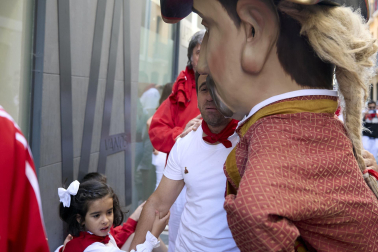 Fotos de la salida de la Comparsa de Gigantes y Cabezudos este 10 de julio de San Fermín 2025