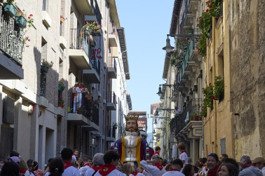 Fotos de la salida de la Comparsa de Gigantes y Cabezudos este 10 de julio de San Fermín 2025