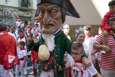 Fotos de la salida de la Comparsa de Gigantes y Cabezudos este 10 de julio de San Fermín 2025