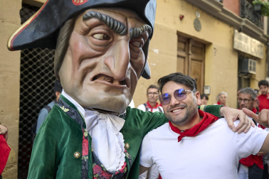 Fotos de la salida de la Comparsa de Gigantes y Cabezudos este 10 de julio de San Fermín 2025