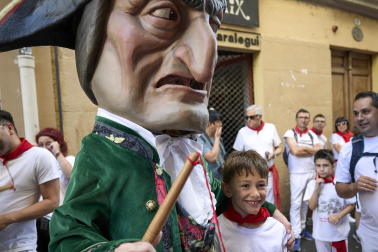 Fotos de la salida de la Comparsa de Gigantes y Cabezudos este 10 de julio de San Fermín 2025