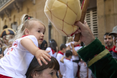 Fotos de la salida de la Comparsa de Gigantes y Cabezudos este 10 de julio de San Fermín 2025