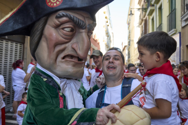 Fotos de la salida de la Comparsa de Gigantes y Cabezudos este 10 de julio de San Fermín 2025