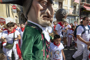 Fotos de la salida de la Comparsa de Gigantes y Cabezudos este 10 de julio de San Fermín 2025