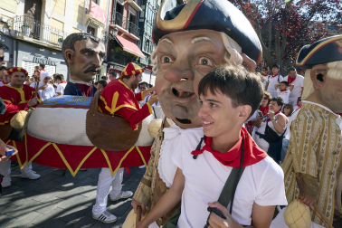 Fotos de la salida de la Comparsa de Gigantes y Cabezudos este 10 de julio de San Fermín 2025