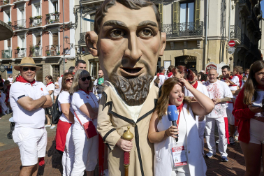 Fotos de la salida de la Comparsa de Gigantes y Cabezudos este 10 de julio de San Fermín 2025