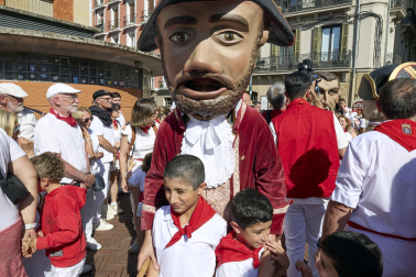 Fotos de la salida de la Comparsa de Gigantes y Cabezudos este 10 de julio de San Fermín 2025