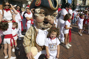 Fotos de la salida de la Comparsa de Gigantes y Cabezudos este 10 de julio de San Fermín 2025