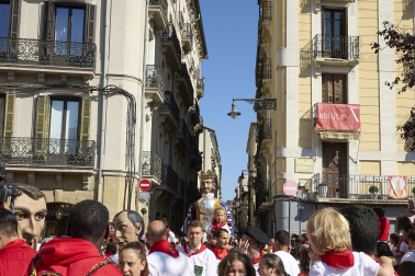 Fotos de la salida de la Comparsa de Gigantes y Cabezudos este 10 de julio de San Fermín 2025