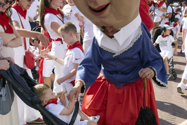 Fotos de la salida de la Comparsa de Gigantes y Cabezudos este 10 de julio de San Fermín 2025