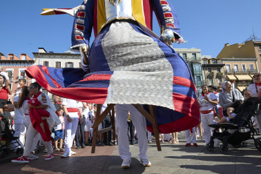 Fotos de la salida de la Comparsa de Gigantes y Cabezudos este 10 de julio de San Fermín 2025