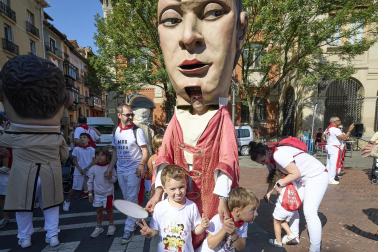 Fotos de la salida de la Comparsa de Gigantes y Cabezudos este 10 de julio de San Fermín 2025