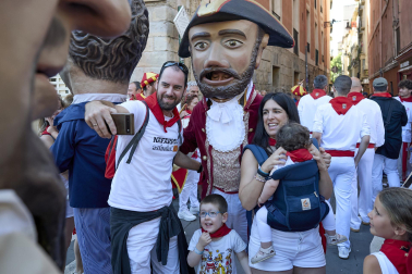 Fotos de la salida de la Comparsa de Gigantes y Cabezudos este 10 de julio de San Fermín 2025