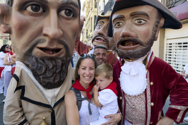 Fotos de la salida de la Comparsa de Gigantes y Cabezudos este 10 de julio de San Fermín 2025