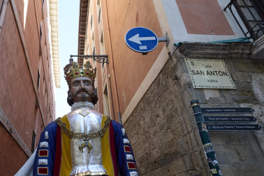 Fotos de la salida de la Comparsa de Gigantes y Cabezudos este 10 de julio de San Fermín 2025