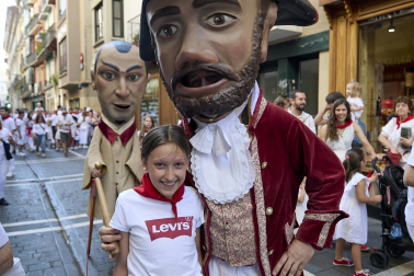 Fotos de la salida de la Comparsa de Gigantes y Cabezudos este 10 de julio de San Fermín 2025