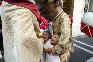 Fotos de la salida de la Comparsa de Gigantes y Cabezudos este 10 de julio de San Fermín 2025