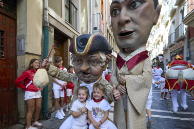 Fotos de la salida de la Comparsa de Gigantes y Cabezudos este 10 de julio de San Fermín 2025