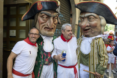 Fotos de la salida de la Comparsa de Gigantes y Cabezudos este 10 de julio de San Fermín 2025