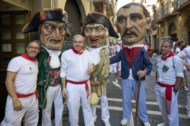 Fotos de la salida de la Comparsa de Gigantes y Cabezudos este 10 de julio de San Fermín 2025