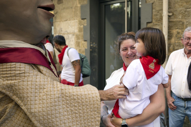 Fotos de la salida de la Comparsa de Gigantes y Cabezudos este 10 de julio de San Fermín 2025