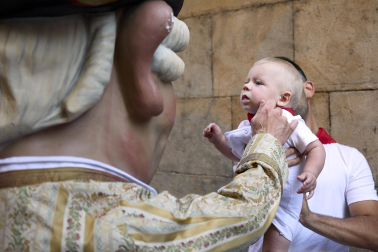 Fotos de la salida de la Comparsa de Gigantes y Cabezudos este 10 de julio de San Fermín 2025