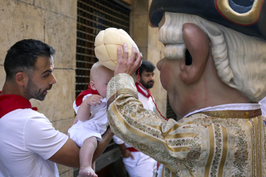 Fotos de la salida de la Comparsa de Gigantes y Cabezudos este 10 de julio de San Fermín 2025