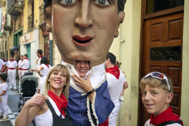 Fotos de la salida de la Comparsa de Gigantes y Cabezudos este 10 de julio de San Fermín 2025
