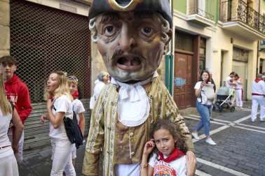 Fotos de la salida de la Comparsa de Gigantes y Cabezudos este 10 de julio de San Fermín 2025