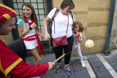 Fotos de la salida de la Comparsa de Gigantes y Cabezudos este 10 de julio de San Fermín 2025