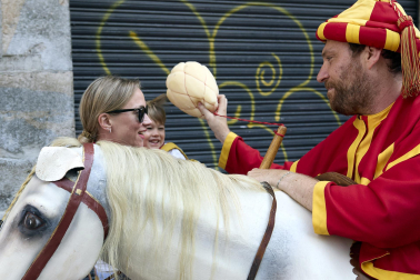 Fotos de la salida de la Comparsa de Gigantes y Cabezudos este 10 de julio de San Fermín 2025