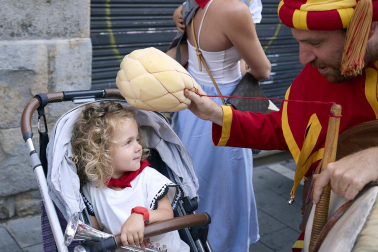 Fotos de la salida de la Comparsa de Gigantes y Cabezudos este 10 de julio de San Fermín 2025