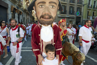 Fotos de la salida de la Comparsa de Gigantes y Cabezudos este 10 de julio de San Fermín 2025