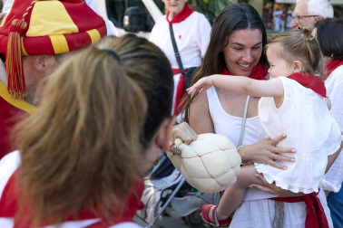 Fotos de la salida de la Comparsa de Gigantes y Cabezudos este 10 de julio de San Fermín 2025