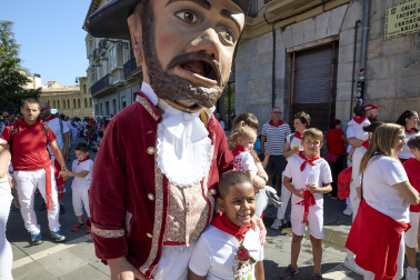 Fotos de la salida de la Comparsa de Gigantes y Cabezudos este 10 de julio de San Fermín 2025