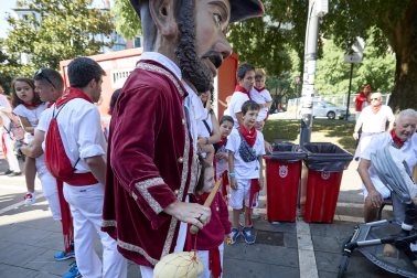 Fotos de la salida de la Comparsa de Gigantes y Cabezudos este 10 de julio de San Fermín 2025