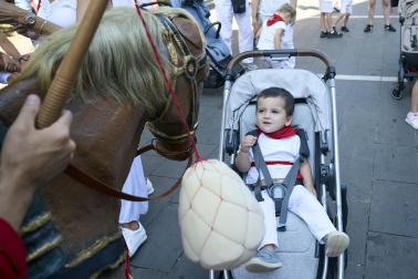 Fotos de la salida de la Comparsa de Gigantes y Cabezudos este 10 de julio de San Fermín 2025
