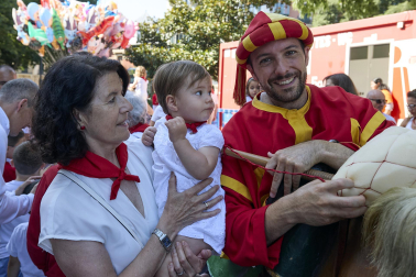 Fotos de la salida de la Comparsa de Gigantes y Cabezudos este 10 de julio de San Fermín 2025